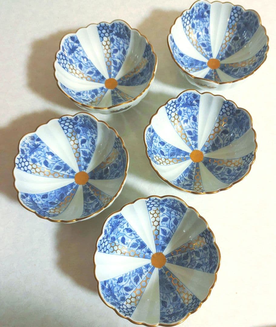 西山窯　古伊万里様染付　金彩菊割小鉢