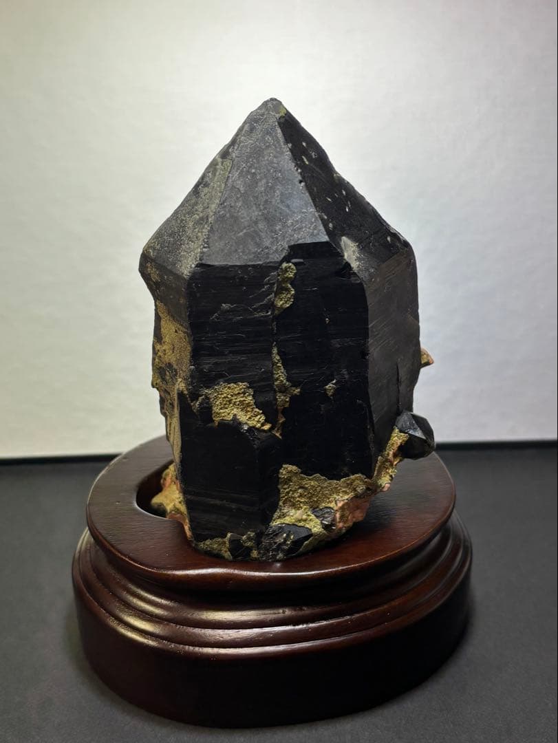 中国山東省産　モリオン　ポイント　557g エピドートあり　台座付　力強さ