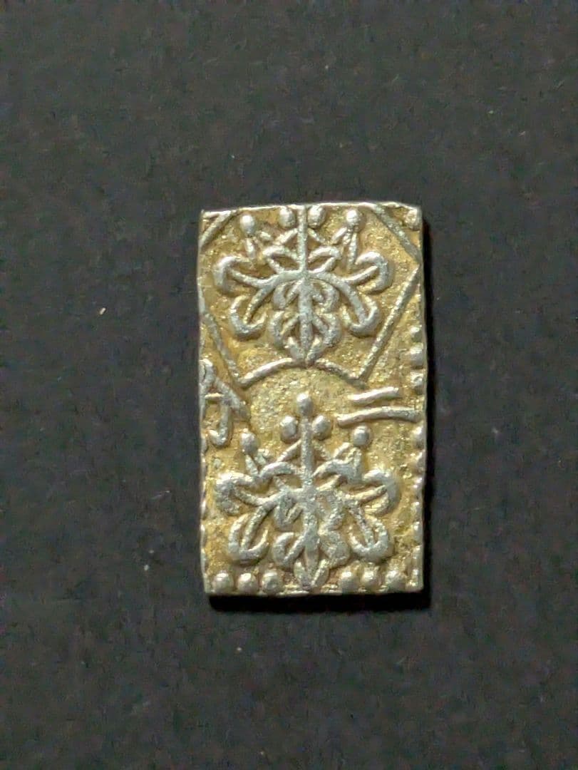 明治二分判金（銀台）　花押面額縁様　2.84g