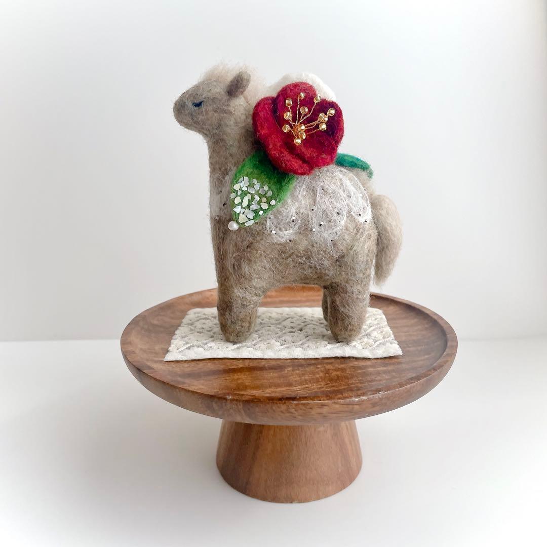 2026年（令和八年）干支置き物　椿を乗せた午（馬）ブラウン〜展示中〜