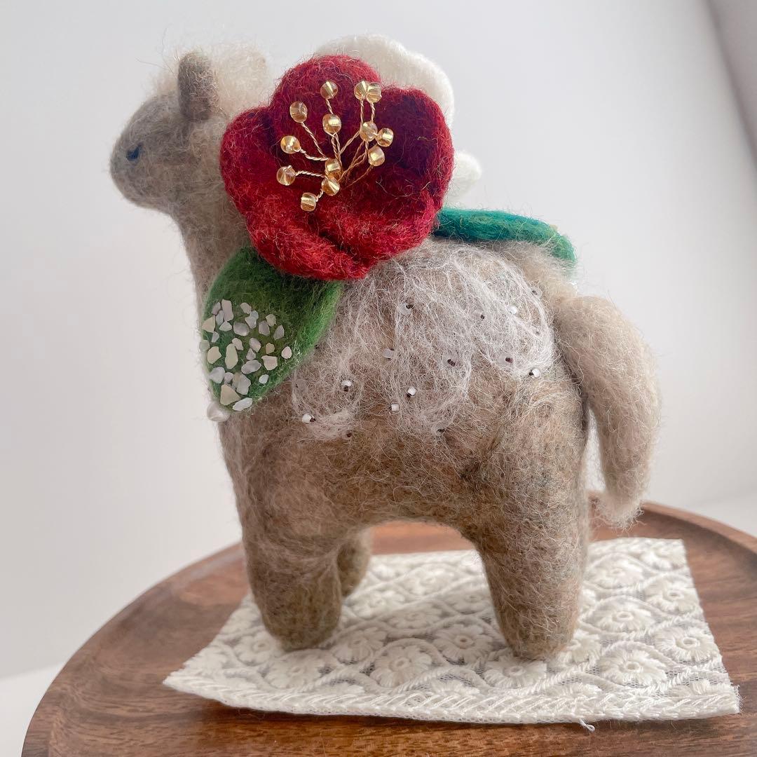 2026年（令和八年）干支置き物　椿を乗せた午（馬）ブラウン〜展示中〜