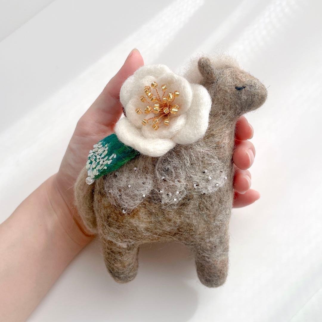 2026年（令和八年）干支置き物　椿を乗せた午（馬）ブラウン〜展示中〜