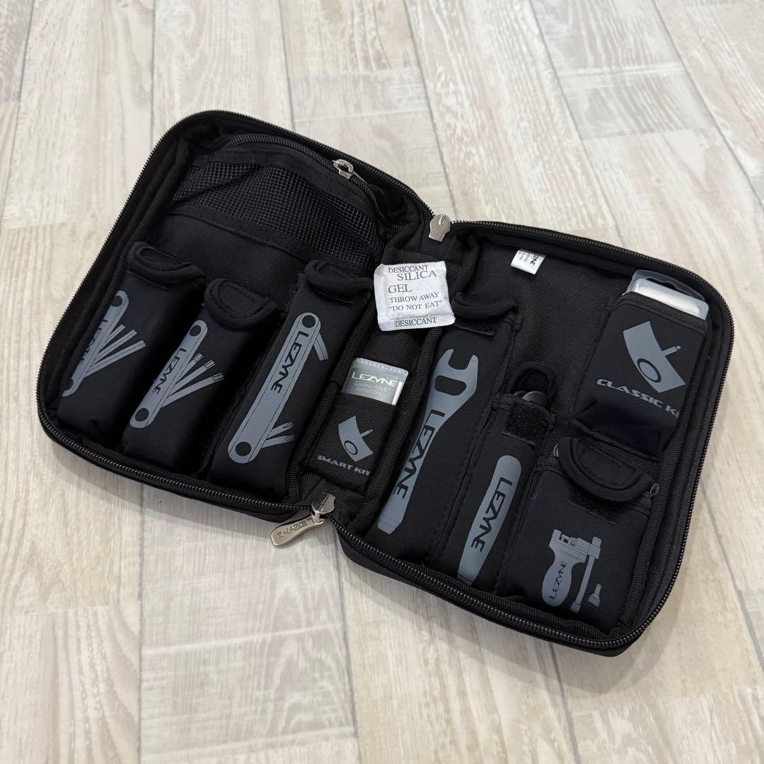 【新品・タグ付】LEZYNEの多機能ツールキット、ブラックのジッパーケース
