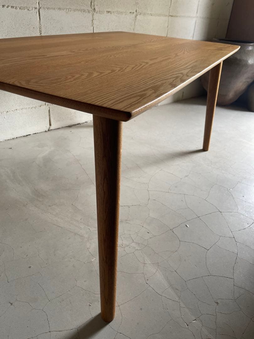 美品　天然木オーク無垢材　ダイニングテーブル　テーパー丸脚　斜め脚　北欧スタイル