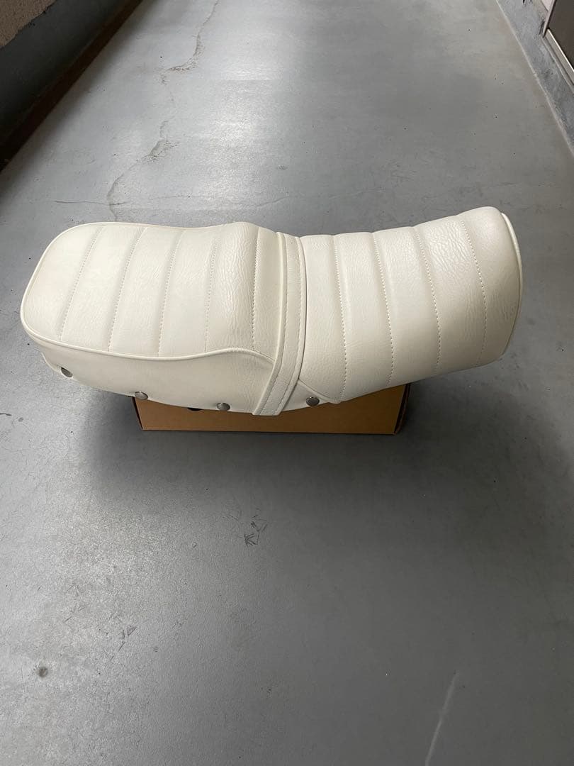 エイプ50.100 タックロールシート　鋲打ち　白