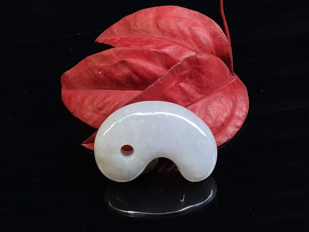 ✳【魔法の石】　翡翠 ラベンダー色 糸魚川翡翠勾玉　鑑別書付き　御守り守護石に‼️