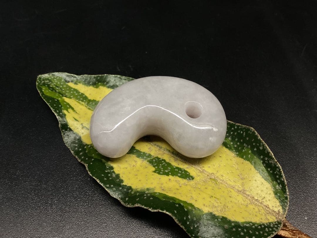 ✳【魔法の石】　翡翠 ラベンダー色 糸魚川翡翠勾玉　鑑別書付き　御守り守護石に‼️