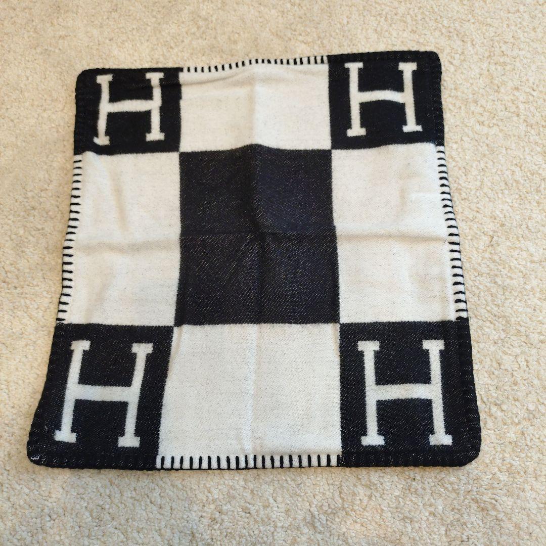 Hロゴ入り クッションカバー 45×45