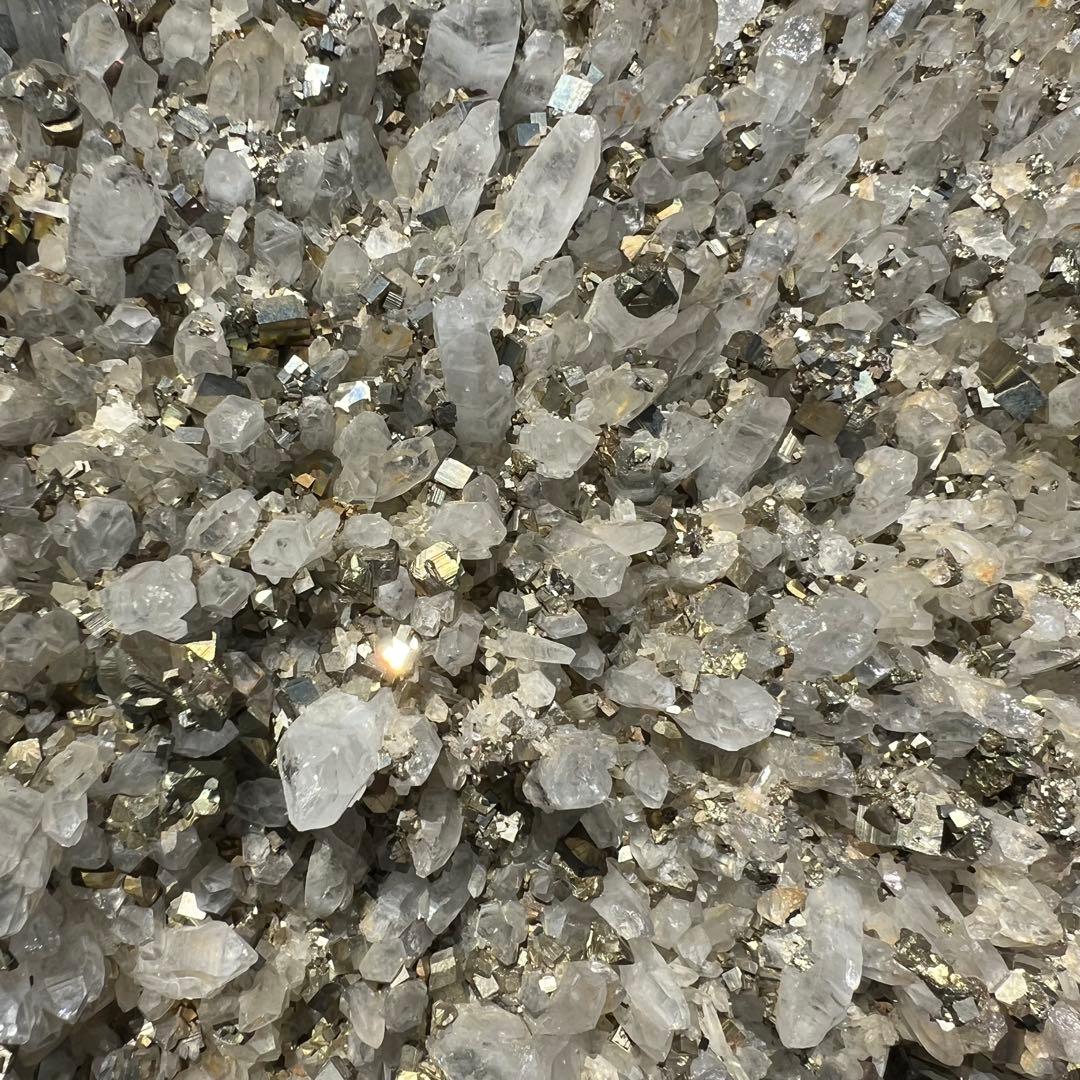 ✨ゴールドの煌めき✨金運招来✨パイライトイン 水晶クラスター 原石 天然石 置物