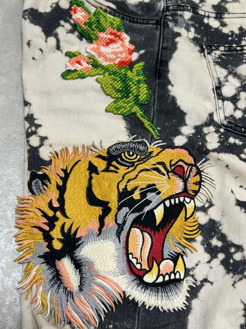 GUCCI エンブロイダリー・ブリーチデニム 虎　花