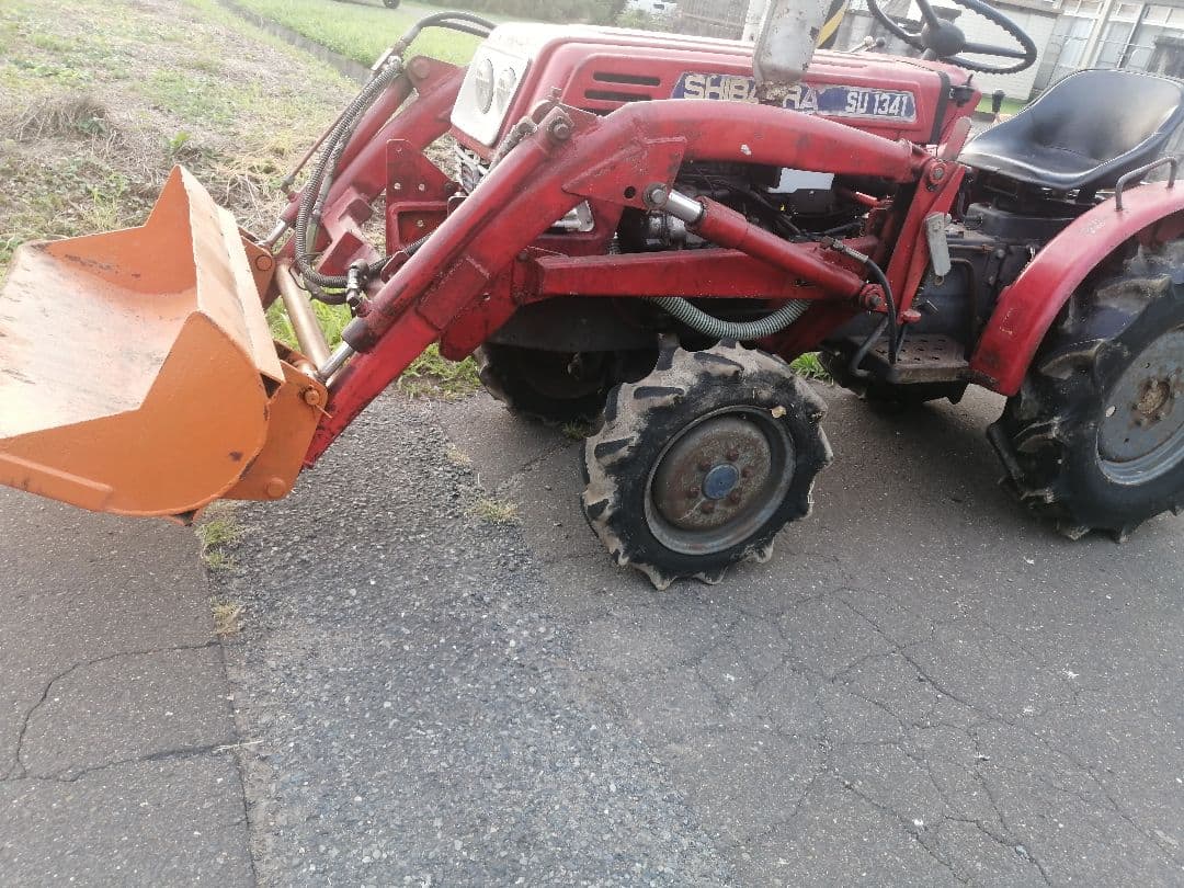 シバウラ SU1341 トラクター ローダー、バケット付き