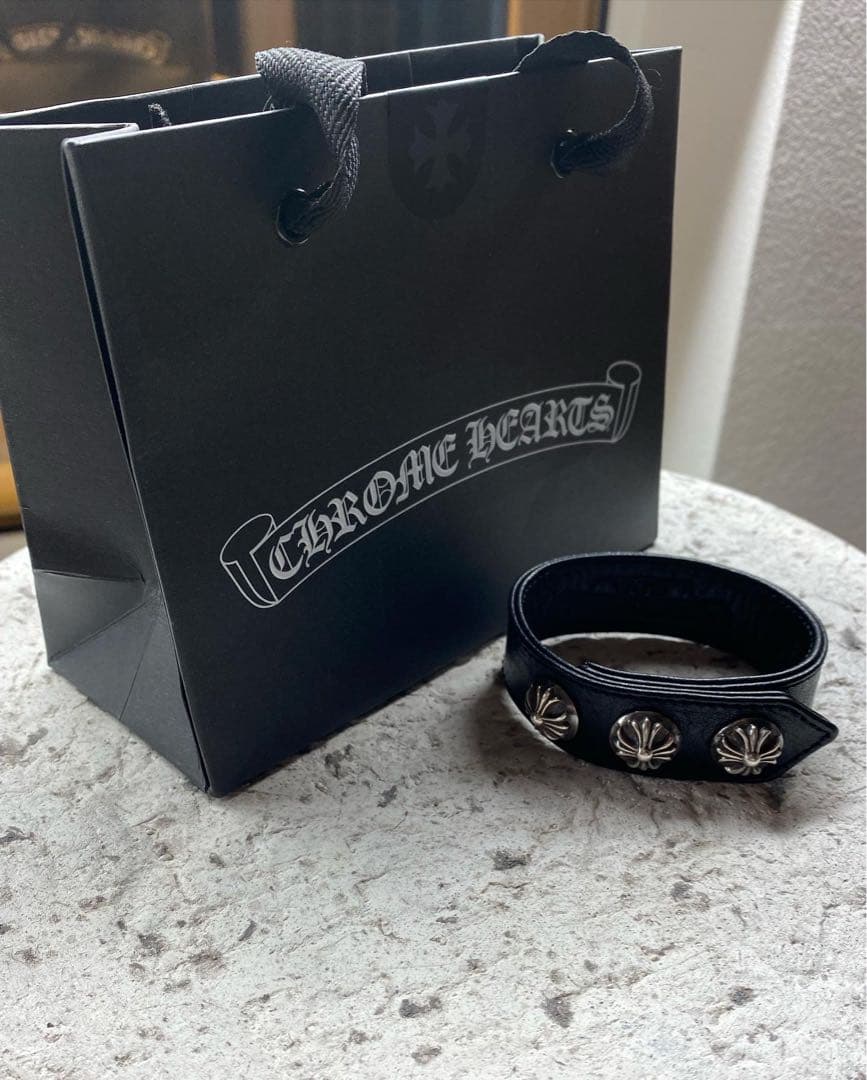 クロムハーツ レザー バングル 3ボタン2スナップ ブレスレット