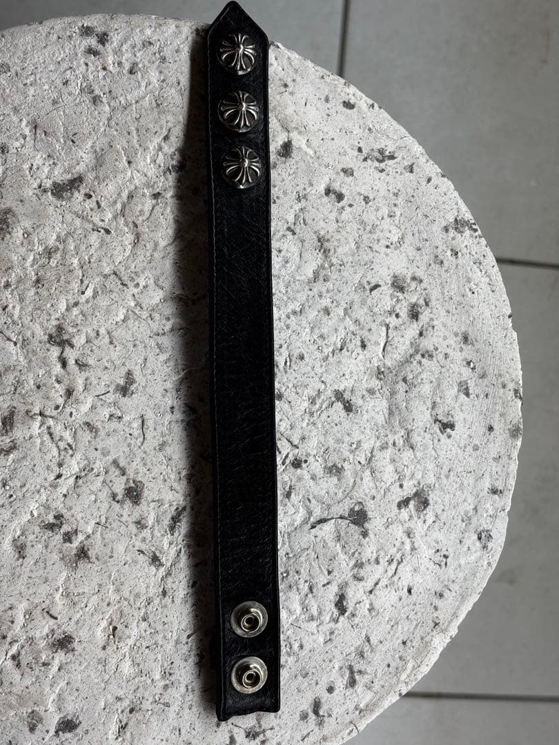 クロムハーツ レザー バングル 3ボタン2スナップ ブレスレット