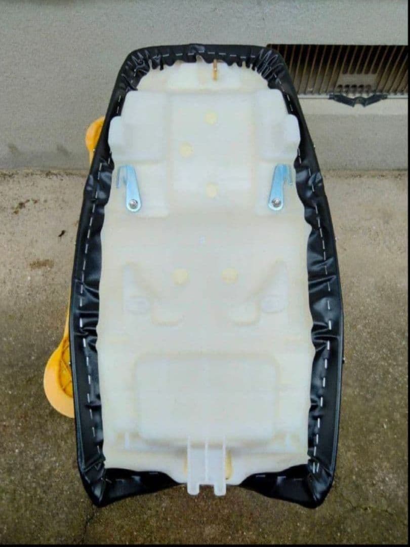 ホンダ　CB400sfタックロールシート　ブラックレザー　nc39.42