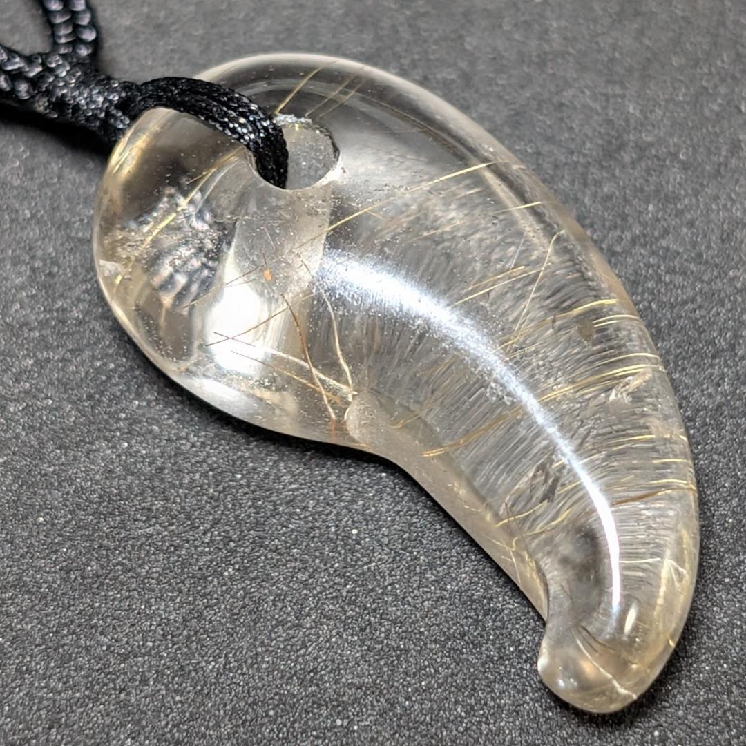【鋭い金線がカッコイイ】ゴールドルチルクォーツ 勾玉ネックレス 紐付き 透明感◎