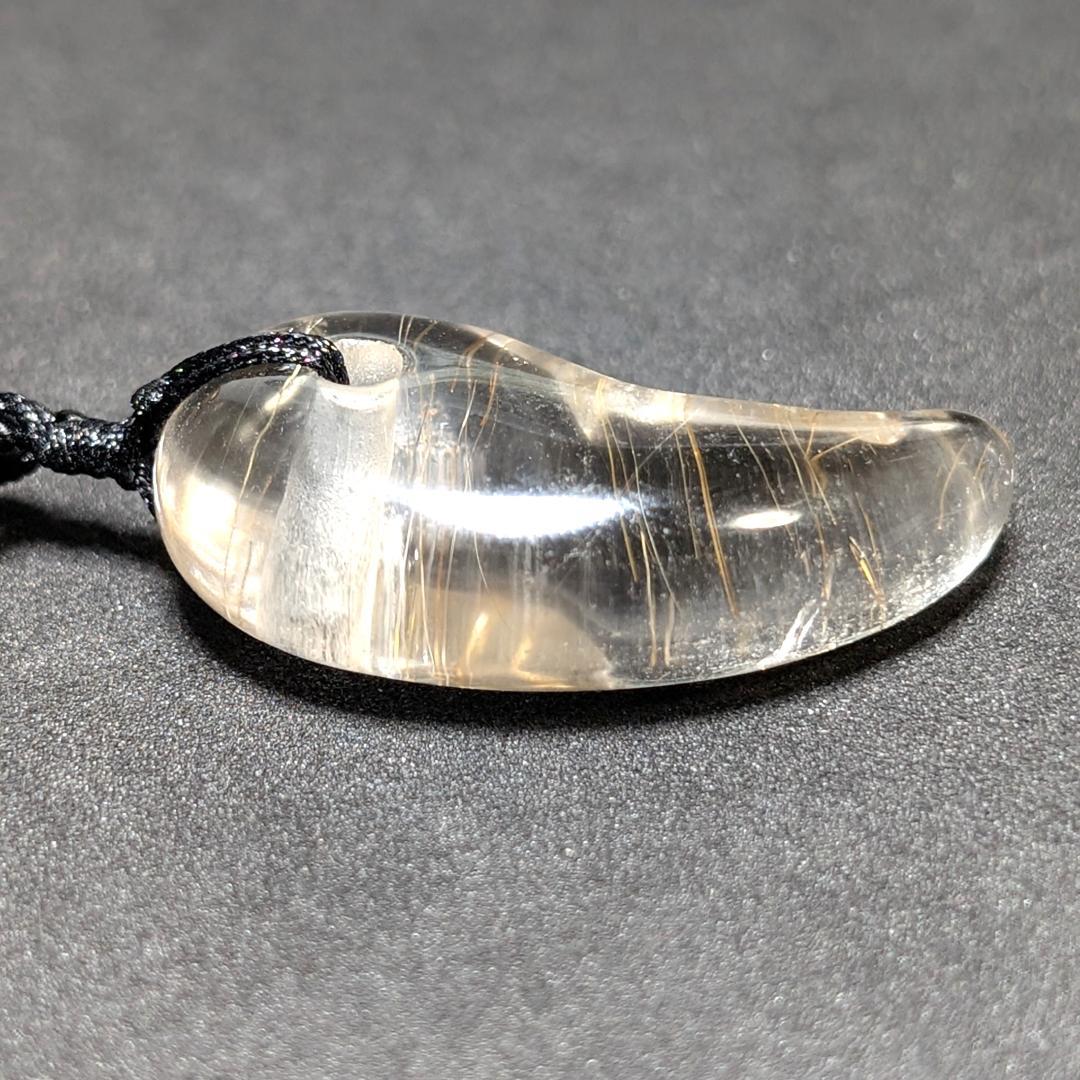 【鋭い金線がカッコイイ】ゴールドルチルクォーツ 勾玉ネックレス 紐付き 透明感◎