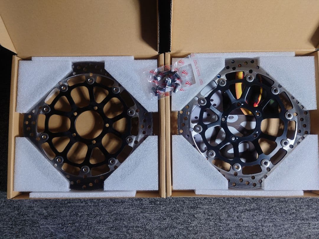 パニガーレV2 bremboフロントブレーキディスク 左右 純正取り外し品