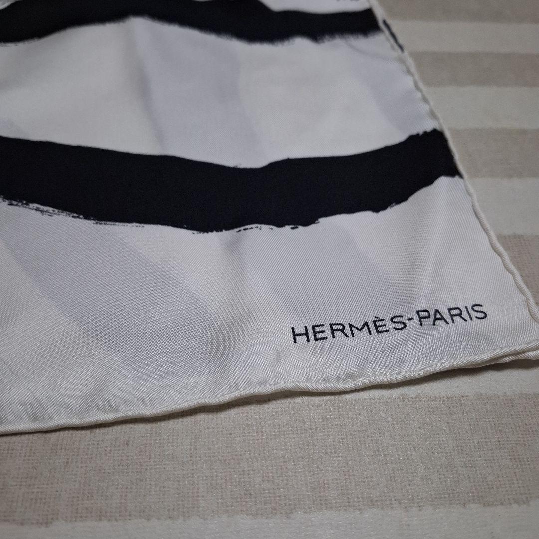エルメス　HERMÈS-PARIS 90cm シルク スカーフ 白/黒