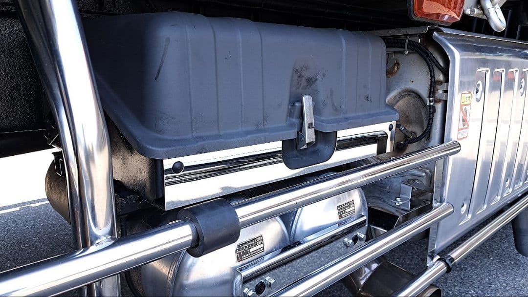 17スーパーグレートバッテリーケース&運転席調整ハンドル　鏡面ステンレス