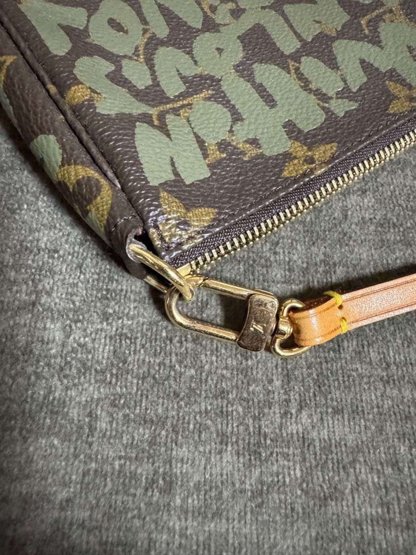 LOUIS VUITTON ルイヴィトン モノグラム グラフィティ ポーチ