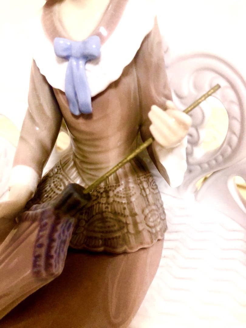 リヤドロ　LLADRO【ベンチに座る女性】WATING IN THA PARK