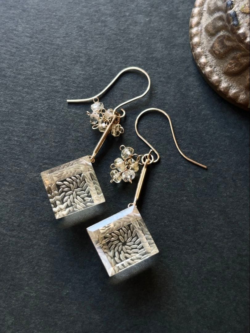 C17 シャンパンクォーツ宝石キューブピアス