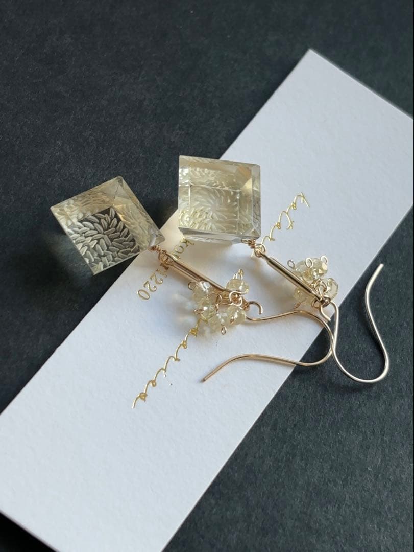 C17 シャンパンクォーツ宝石キューブピアス