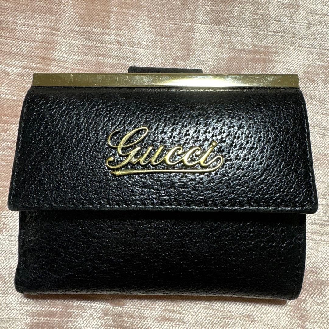 GUCCI レザー 折り財布 筆記体 ロゴ 型押し 黒