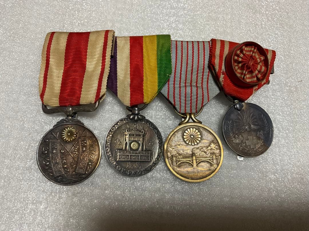 大正四年他、大禮関係の勲章4種。【ケースなし　昭和と大正の勲章】