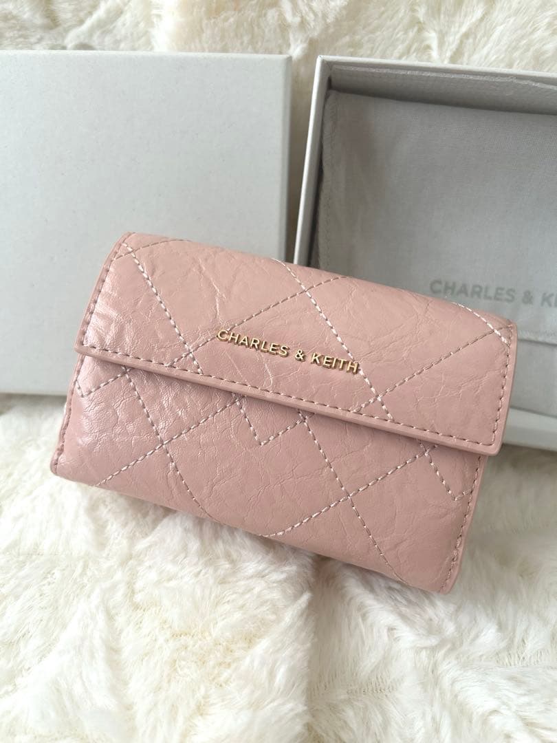 CHARLES & KEITHドゥオ キルトフォルドオーバー ウォレット ピンク