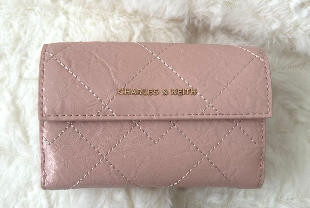 CHARLES & KEITHドゥオ キルトフォルドオーバー ウォレット ピンク