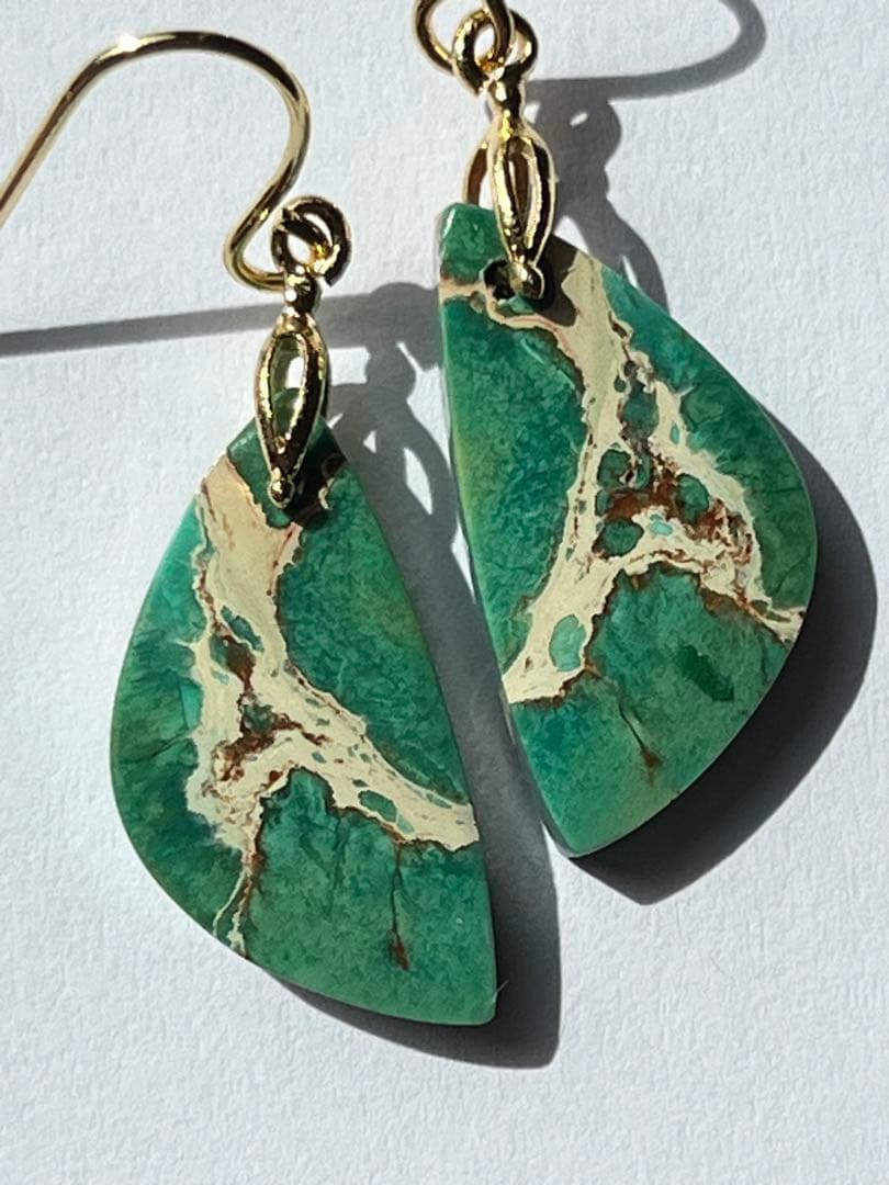 ビーゲンキ　14kgf 小ぶりなグリーンセディメントジャスパー ピアス