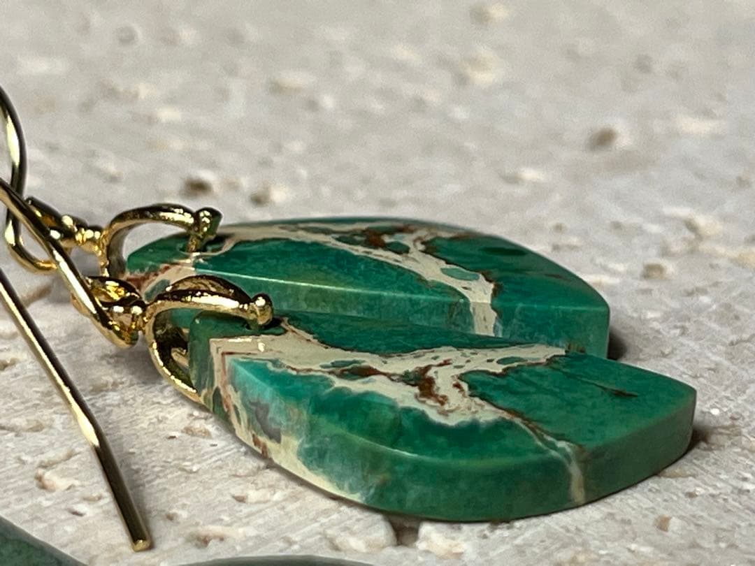 ビーゲンキ　14kgf 小ぶりなグリーンセディメントジャスパー ピアス