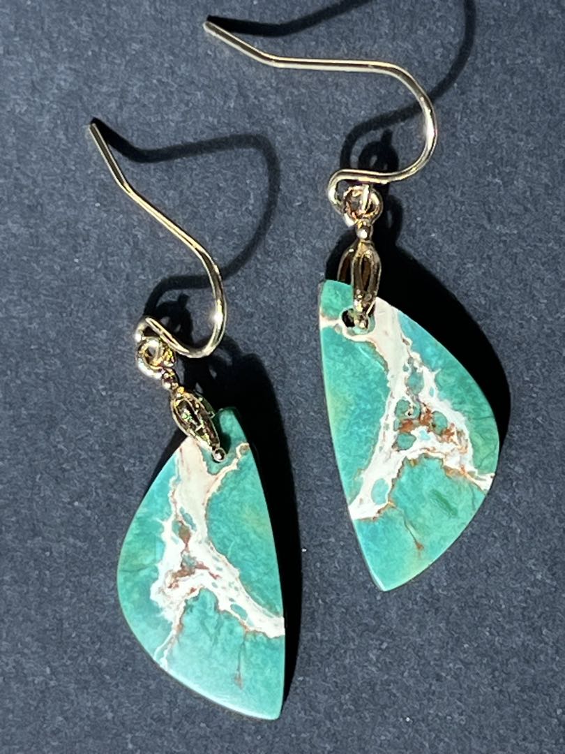 ビーゲンキ　14kgf 小ぶりなグリーンセディメントジャスパー ピアス