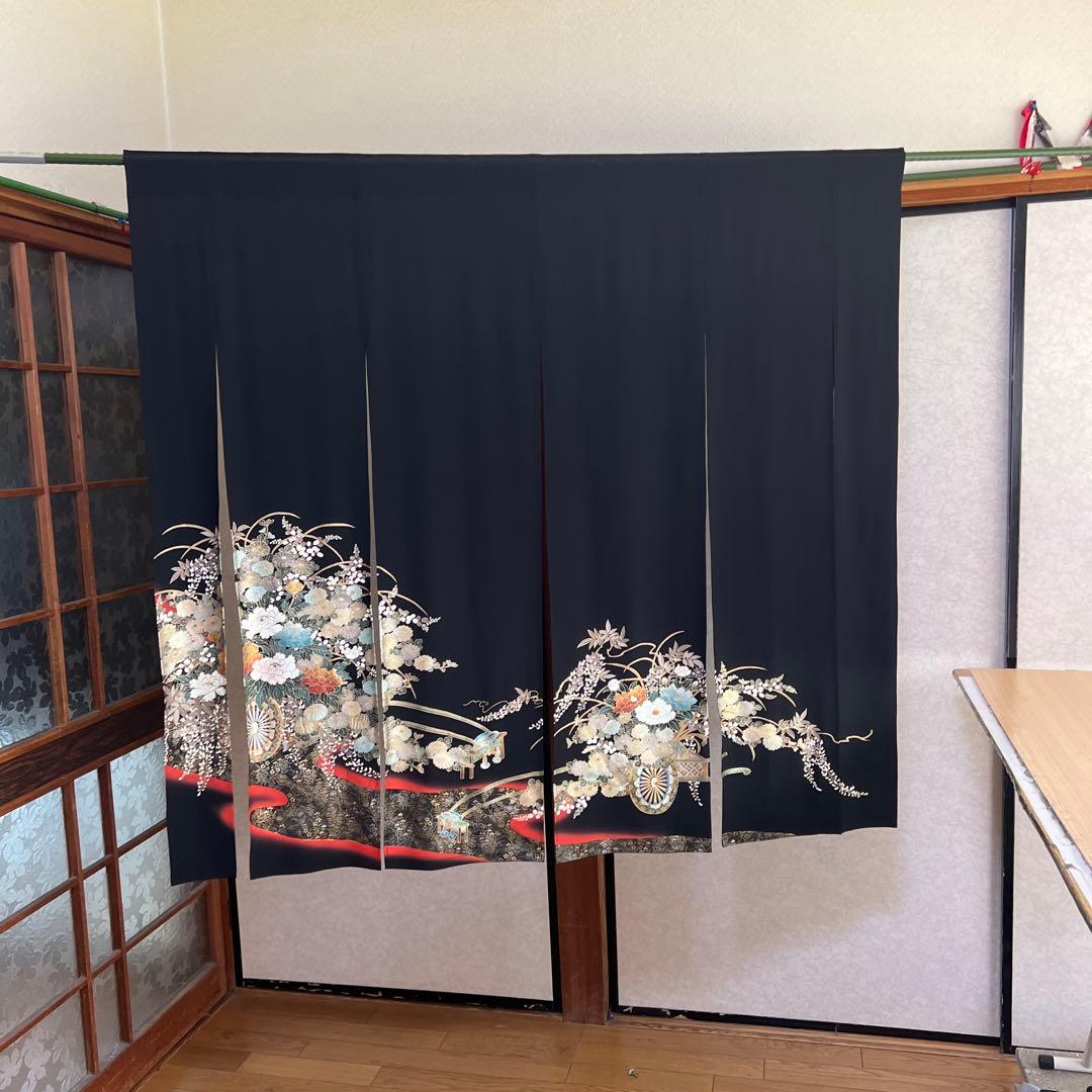 華やかな花柄の黒いのれん　横〜129–丈〜122!