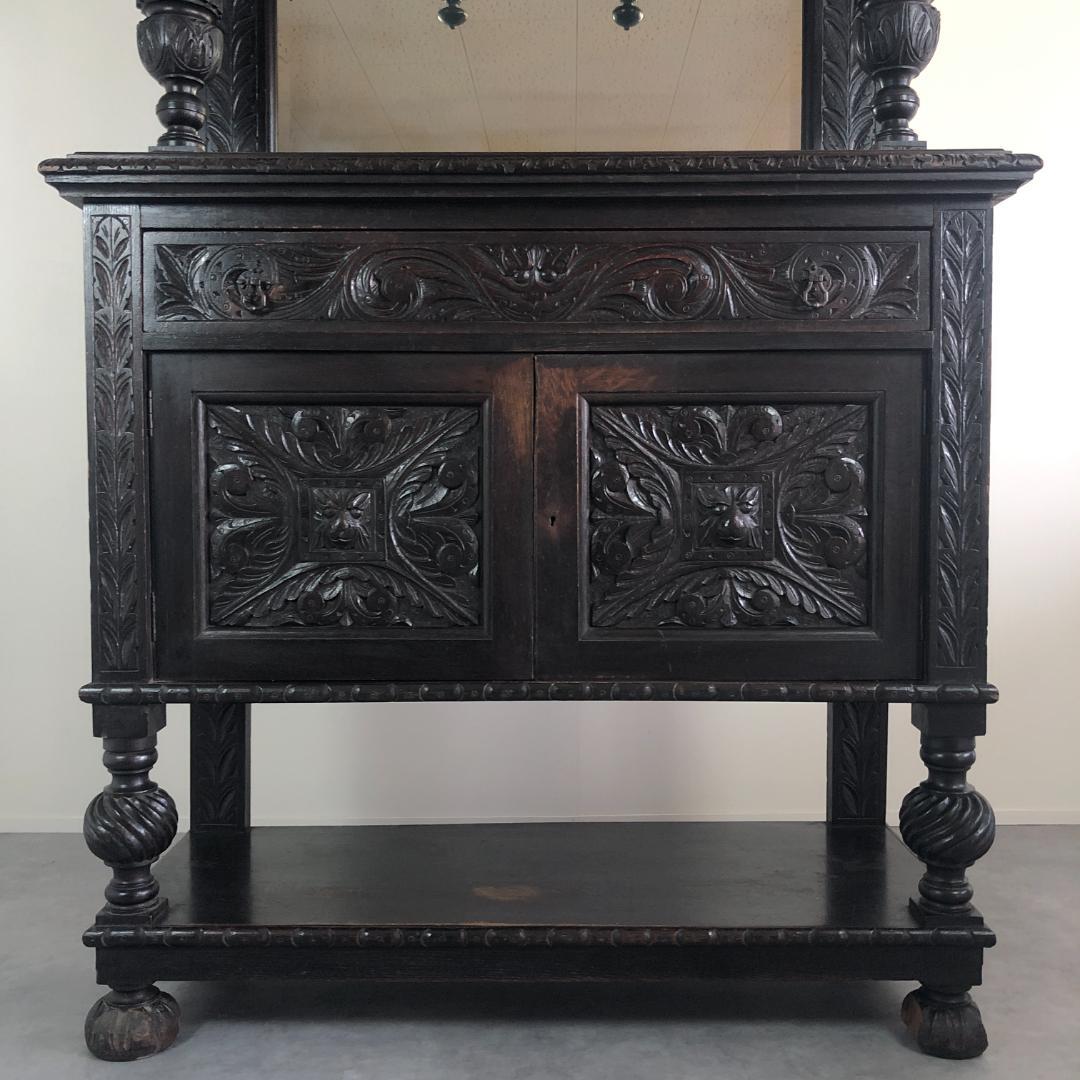 ゴシック調　アンティーク　サイドボード