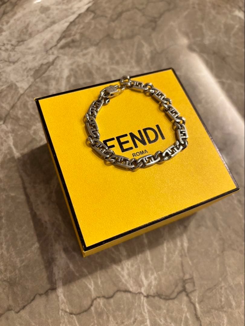 Fendi ブレスレット　Mサイズ
