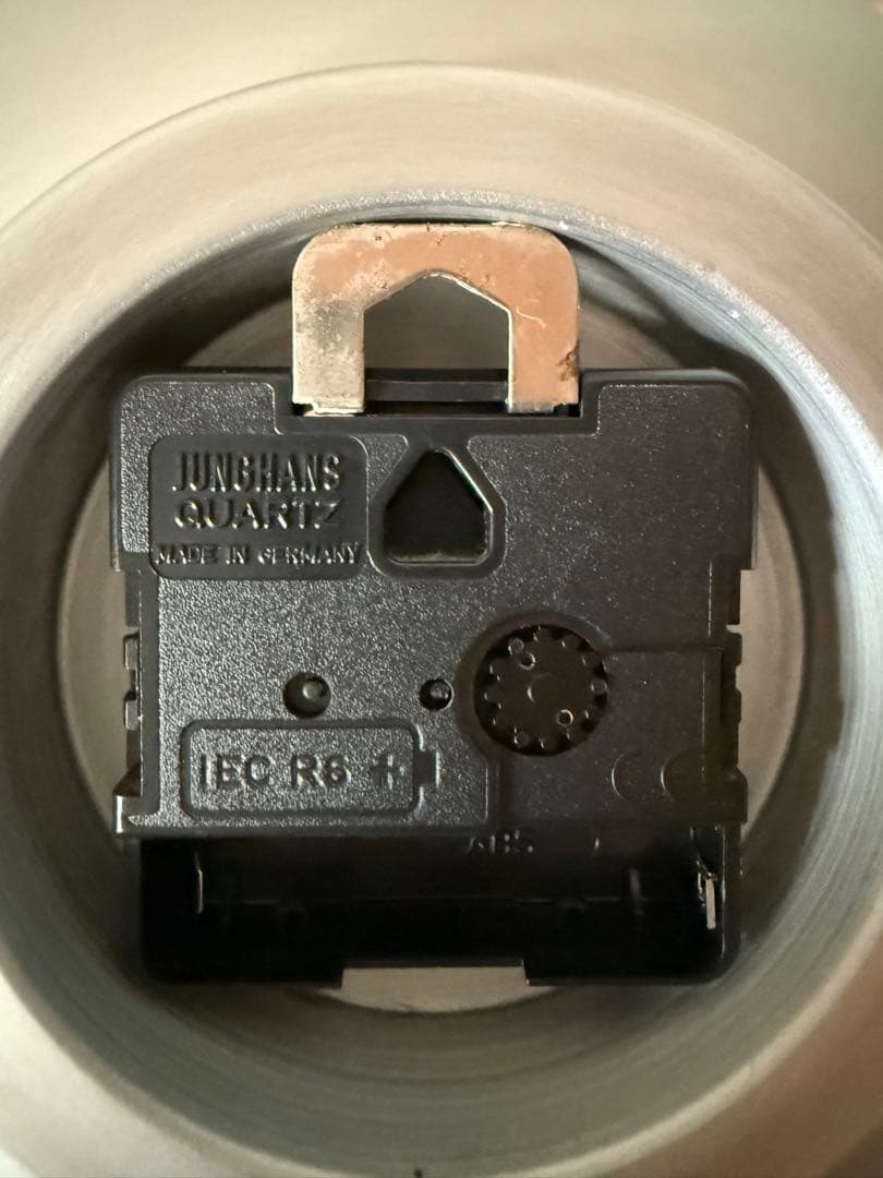 ARNE JACOBSEN モダン掛時計 ホワイト/レッド