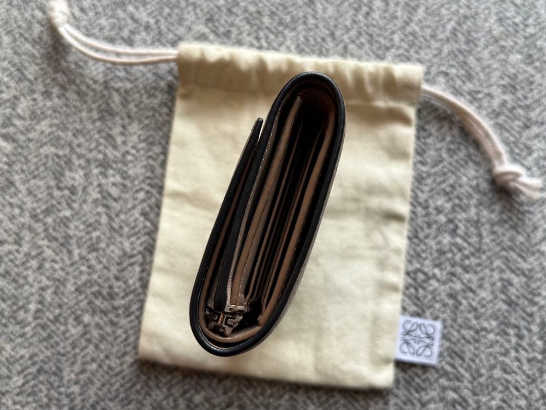 LOEWEアナグラム バーティカル ウォレット スモール
