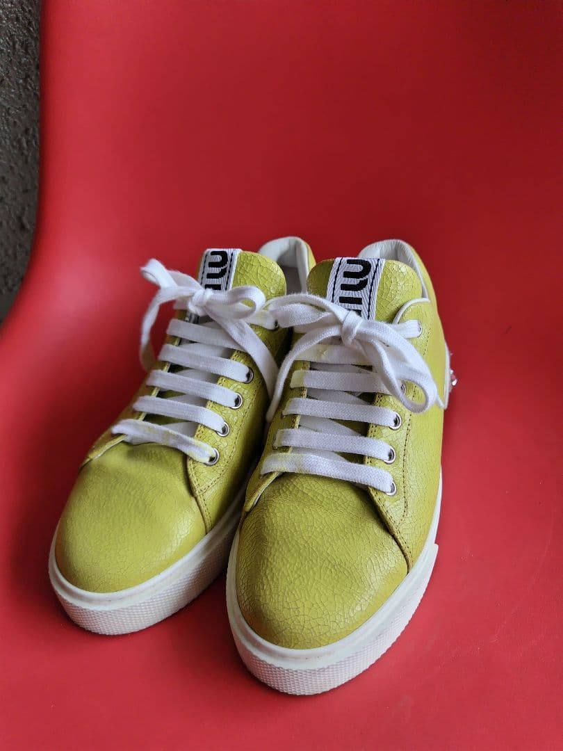 miumiuミュウミュウ レザー スニーカー クリスタル装飾付き 24，5