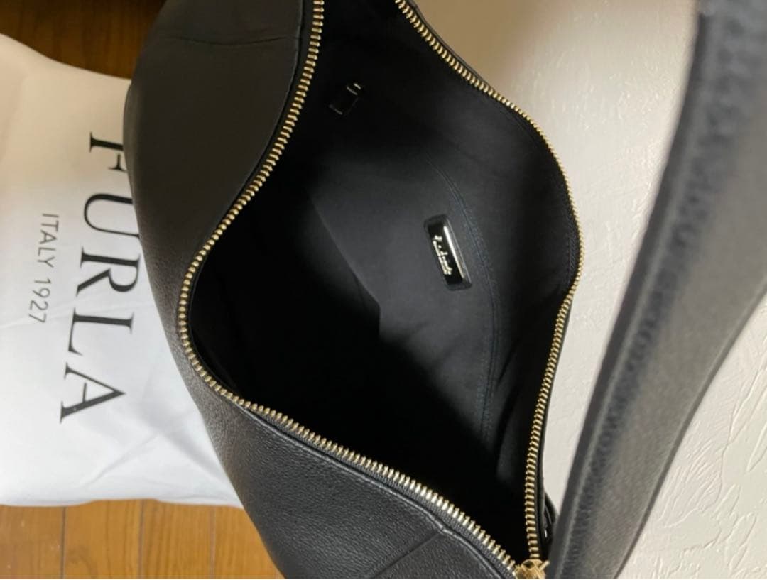 【極美品】FURLA高級感溢れるバックです！