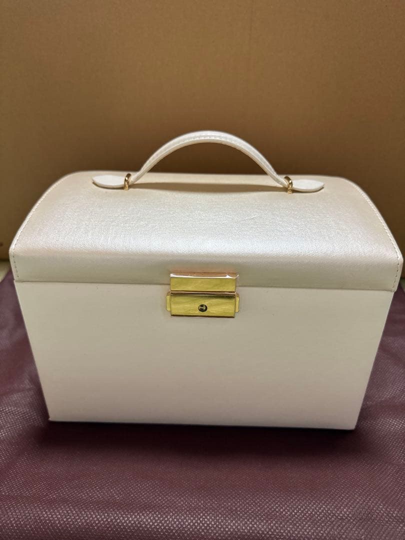 ホワイトアクセサリーケース