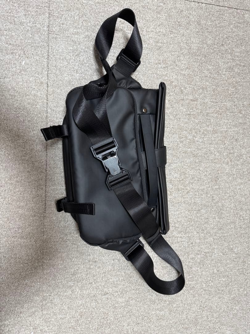 [ニード] ショルダーバッグ ボディバッグ R1 SLING BAG ブラック