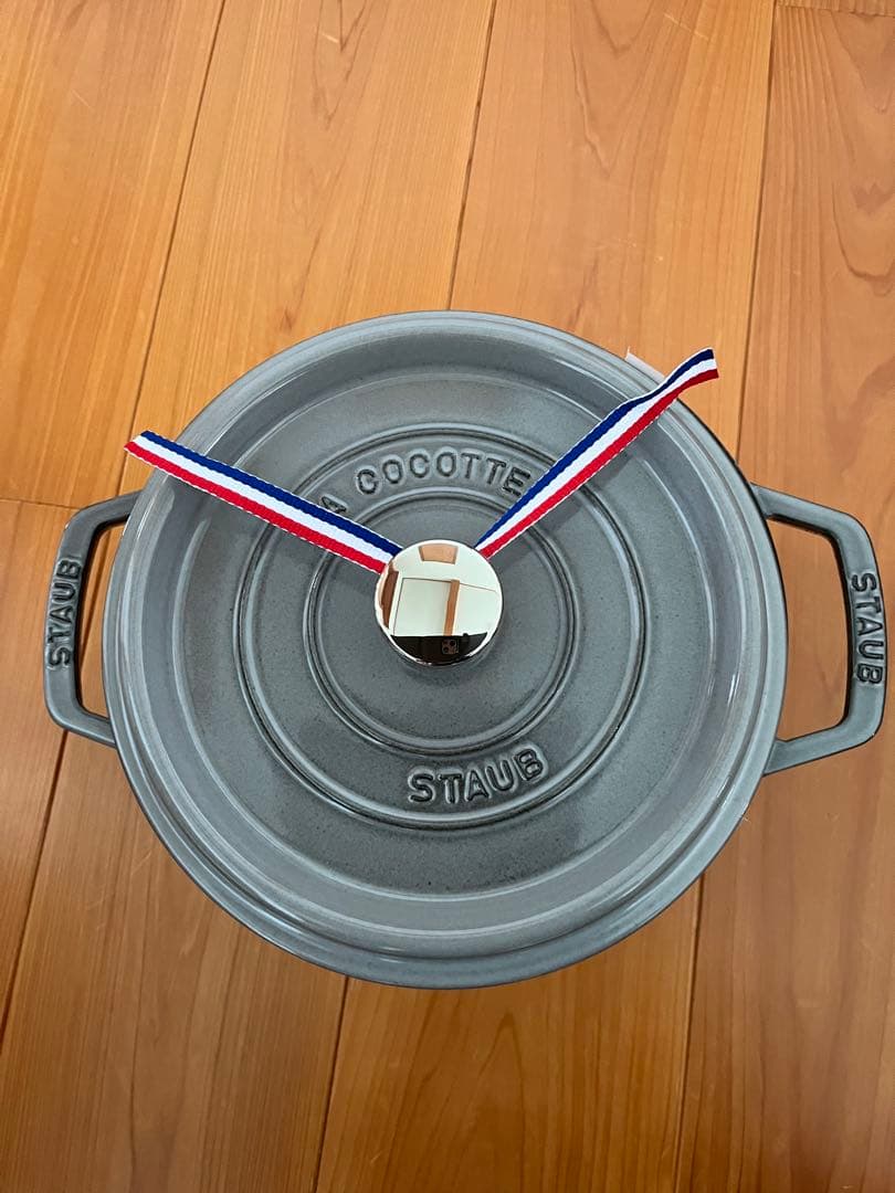 STAUB ココット 22センチ　グレー リボン付き