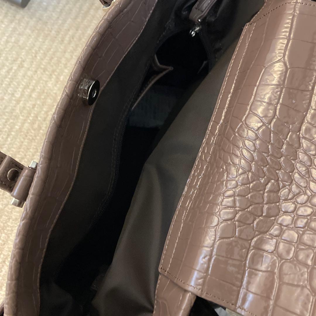 SWANY 支えるバッグ　つやつやクロコ調トート