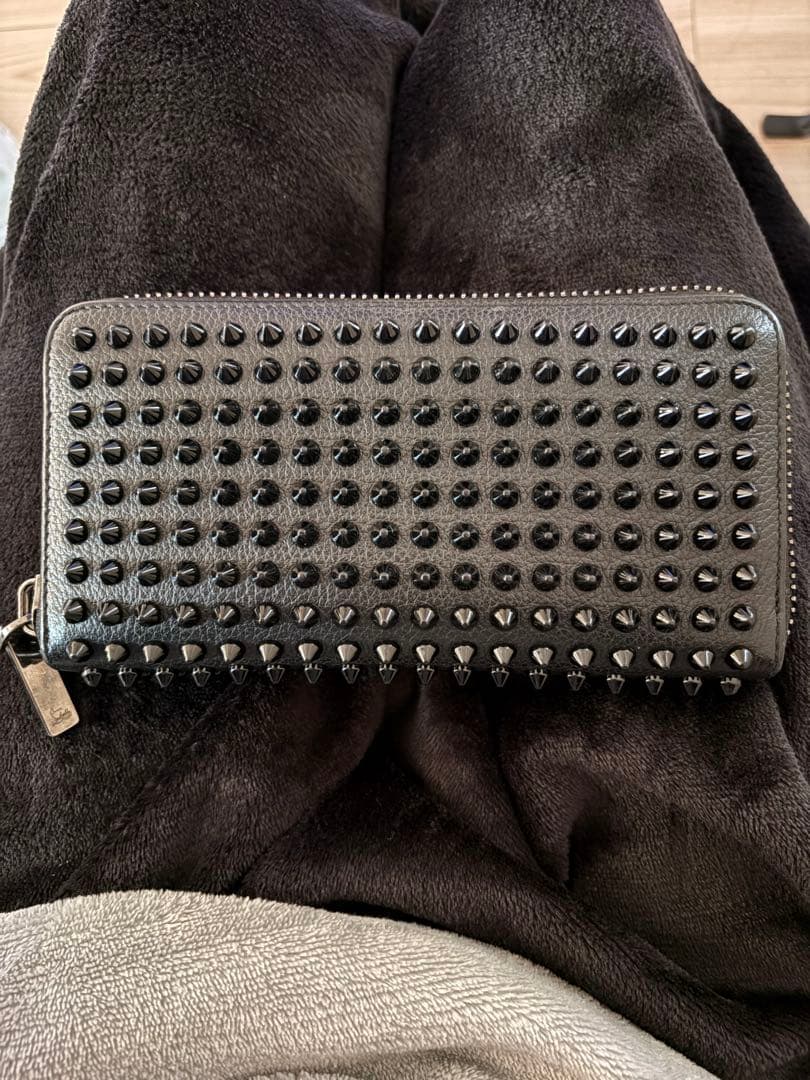 Christian Louboutin スタッズ付き長財布