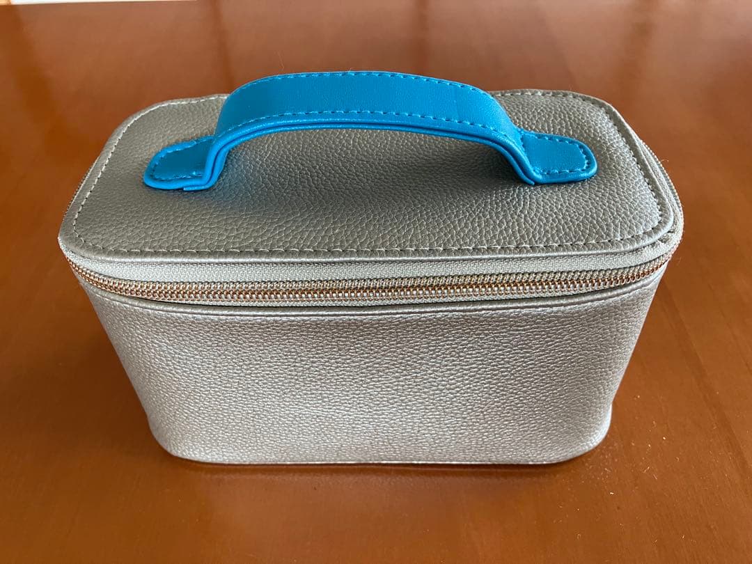 エミレーツ航空　ファーストクラス　アメニティポーチ