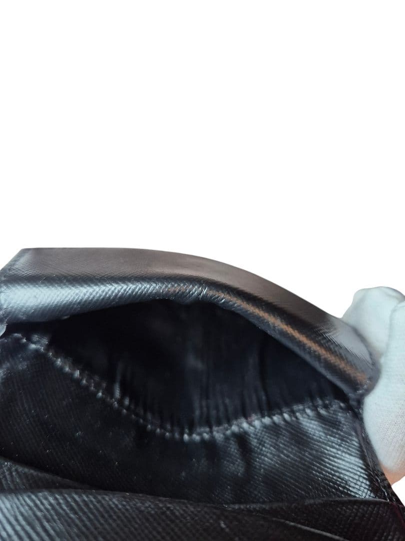 ＰＲＡＤＡ　プラダ　サフィアーノ　二つ折り財布　ブラック革