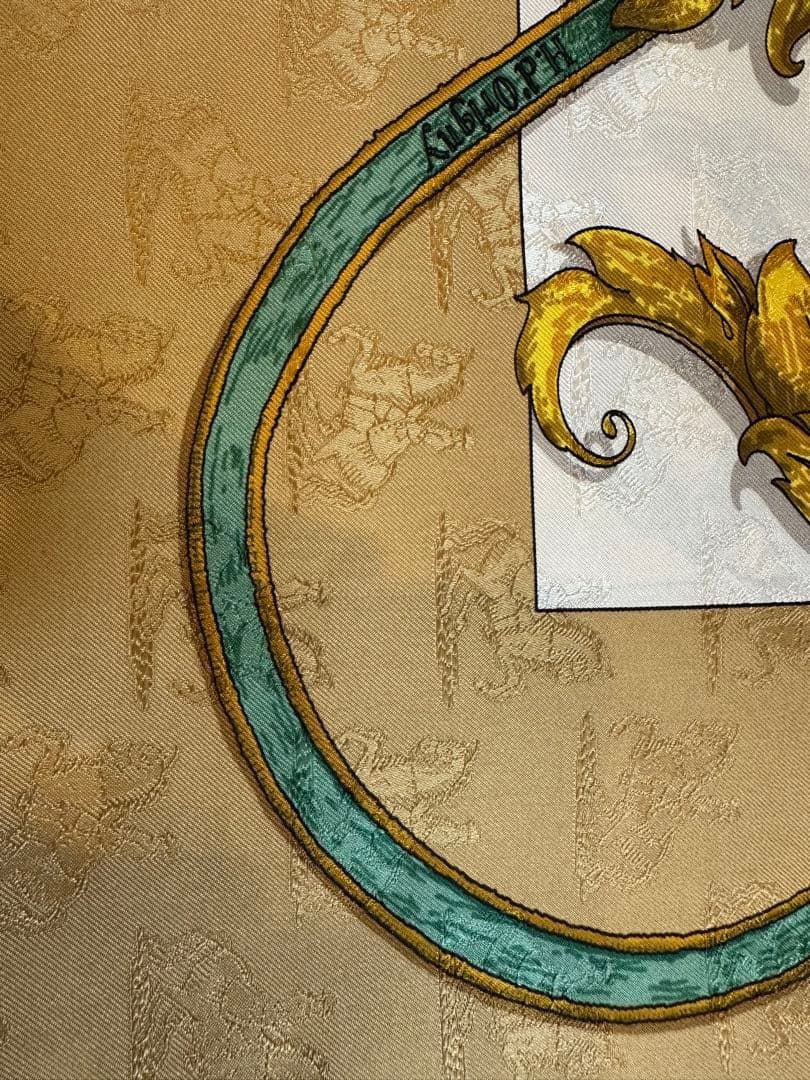 HERMESエルメス　カレ　スカーフ