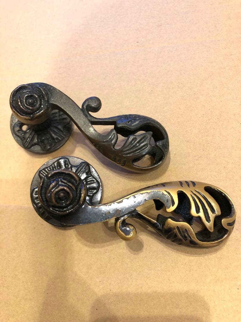 装飾的な金属製ドアハンドルセット　アンティーク　真鍮